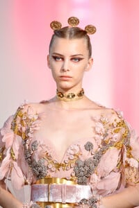 465296949_ElieSaabRunwayParisFashionWeekHaute79nx1fNCIfux.thumb.jpg.0876c9a5c8a8d637b1ff27dd974cf620.jpg