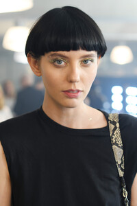 503316903_JeanPaulGaultierBackstageParisFashion72ua3j5MGjRx.thumb.jpg.3de9600c20db9e88c65e7e92bddca07f.jpg