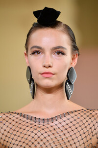 52019032_GiorgioArmaniPriveRunwayParisFashionDVTjomOAB8Kx.thumb.jpg.f58902356e50e01661e7d23bfcca05e1.jpg