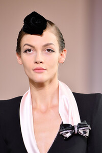 538564748_GiorgioArmaniPriveRunwayParisFashionars4qsxGvV-x.thumb.jpg.af4813d8d2339e3cd302717cd0a7c7b6.jpg