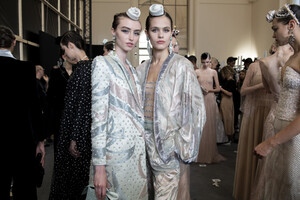 540381363_armani-prive-hc-bks-v-rf19-4319(1).thumb.jpg.cdaa705592f6c9452b4c49872bc5d1f6.jpg