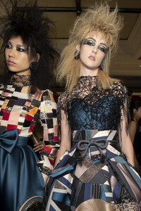 550606948_viktor-e-rolf-hc-bks-v-rf19-5762(1).thumb.jpg.707074edf7b474e712bd50aecb6f43c2.jpg