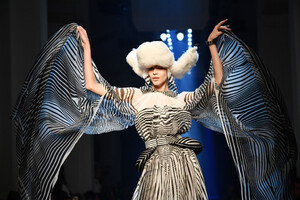 560970859_JeanPaulGaultierRunwayParisFashionWeekb6RCyD9RJgYx.thumb.jpg.1540f1c94b4f6d460dbf36672ceabccd.jpg