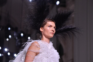 57308977_GivenchyRunwayParisFashionWeekHauteCoutureNpYANDqDQskx.thumb.jpg.b1426a18f9384ecc9e327bb63f0aba12.jpg