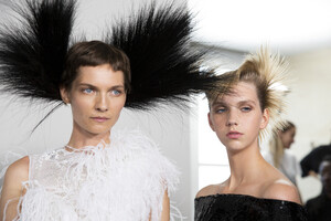 579702331_givenchy-hc-bks-m-rf19-0264(1).thumb.jpg.0f3311c7d7783c24cc7b7aa4a110f557.jpg