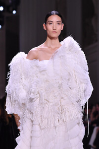595017347_GivenchyRunwayParisFashionWeekHauteCoutureOU7fCkLQkfFx.thumb.jpg.cffc0cad60ab4fcad4c510172df93b96.jpg