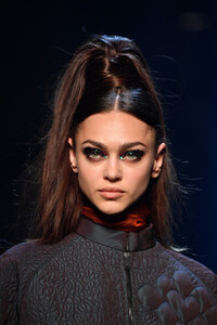 595439561_JeanPaulGaultierRunwayParisFashionWeekbJI-UwK5p_5x.thumb.jpg.c00c7ee34c252f1a4f0118c1bab5f06a.jpg