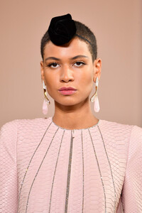 600606278_GiorgioArmaniPriveRunwayParisFashionF1xzNm93wYNx.thumb.jpg.ab0307c16ba9a75ed5d830558e813d04.jpg