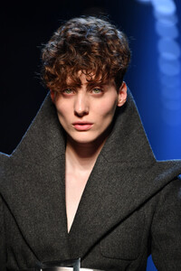 616840444_JeanPaulGaultierRunwayParisFashionWeekhJz8xqRTvpJx.thumb.jpg.5c9785db54d9c3b2b259fb66faf09611.jpg