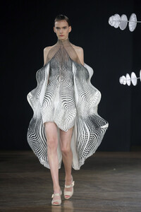 626438075_IrisVanHerpenRunwayParisFashionWeekymO3Wx0exR-x.thumb.jpg.563d773de2fb788b8869c6978e2b7f48.jpg