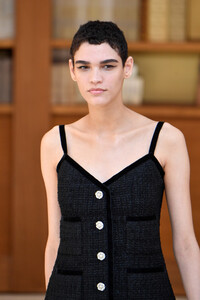 642238213_ChanelRunwayParisFashionWeekHauteCouture5eYLCBiwQdZx.thumb.jpg.389172ae762ec6d3d758ace227e7b80a.jpg