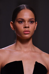 647577570_GivenchyRunwayParisFashionWeekHauteCoutureimB9sCPrJqkx.thumb.jpg.5ce4de8c244386374f513f0bfbcce7dc.jpg