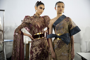 647595476_elie-saab-hc-bks-m-rf19-0589(1).thumb.jpg.23dc48b85c5581de5d45fb68cd0be705.jpg