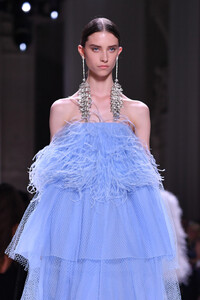 65895542_GivenchyRunwayParisFashionWeekHauteCoutureE4K5l--MQ0Nx.thumb.jpg.d835f049f9a410d26d2861d391b2cc2e.jpg