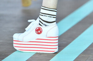 65911956_MiuMiuClub2020RunwaylCiPhzNxnmEx.thumb.jpg.4d709ae84c5e0e41888ba308bcb8ec76.jpg
