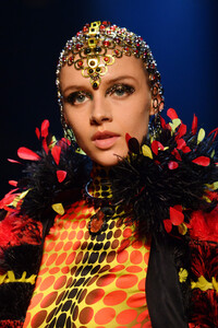665882285_JeanPaulGaultierRunwayParisFashionWeekXPE8R2ddt72x.thumb.jpg.651e9edb67baa994e647033d7aa8e79e.jpg