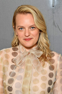 Elisabeth+Moss+Christian+Dior+Photocall+Paris+I9B8OiuRuoLx.jpg