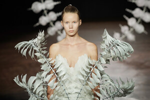 674522007_IrisVanHerpenRunwayParisFashionWeek2vf2J0T_eAOx.thumb.jpg.66dc5b1c3355d4b8f7e0e7e6b4c2d053.jpg
