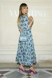 67739368_HeidiKlumValentinoFrontRowParisFashion8WyZb3fPC1hx.thumb.jpg.102abbfb3ffe3882ac3117f338e6cf9d.jpg
