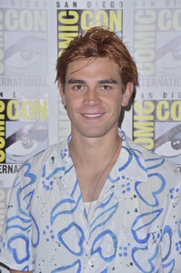 KJ+Apa+Riverdale+Photo+Call+Comic+Con+XW50_kE4BXix.jpg