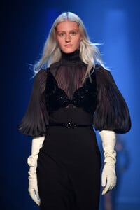 680342728_JeanPaulGaultierRunwayParisFashionWeekNNJ9E8YM4x1x.thumb.jpg.bc4df4c26d5f1fc2dcbda2a5f912b69a.jpg