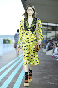 685349253_MiuMiuClub2020RunwayiQzXPz69nW_x.thumb.jpg.76bec8cd581cf593f80eb3b0828524fb.jpg