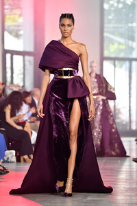 687938960_CindyBrunaElieSaabRunwayParisFashionWEGspQG5dJax.thumb.jpg.5052e7cb554cb3de8c82d7cb60f993a1.jpg