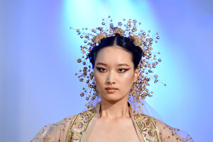 689750624_ElieSaabRunwayParisFashionWeekHauteul9ni1vVM5xx.thumb.jpg.4280c3241cba4ab0dc8897720fbadb33.jpg