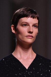698683921_GivenchyRunwayParisFashionWeekHauteCouturemSAtEKicjEzx.thumb.jpg.4f5ce123a4e585c96761be4489ce2729.jpg