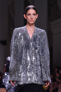 700159876_GivenchyRunwayParisFashionWeekHauteCoutureLC1LBB5eorUx.thumb.jpg.252ed3973bdc8a0b3af352de0f5b8eb4.jpg