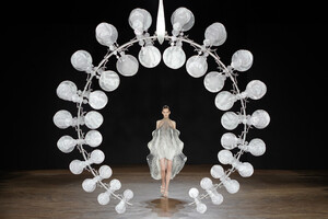 714787395_IrisVanHerpenRunwayParisFashionWeek4R49fk3J3wJx.thumb.jpg.d5822affeb84f6ef2adabecd1b06c497.jpg