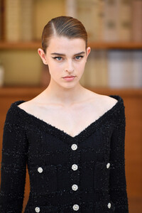 716387375_ChanelRunwayParisFashionWeekHauteCoutureBjpiI5dFqZdx.thumb.jpg.87547584313a1ef24c0170a982f79806.jpg