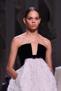 718903540_GivenchyRunwayParisFashionWeekHauteCouture6x3Ijyoirzkx.thumb.jpg.35b7549e3fb51af66148d3f9bc6df5e7.jpg