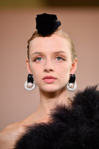 718970502_GiorgioArmaniPriveRunwayParisFashionFshgGdwLYRex.thumb.jpg.01090b0d47273bca16d04957981727ba.jpg