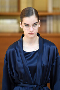 731102807_ChanelRunwayParisFashionWeekHauteCouture69n20WYJTWjx.thumb.jpg.09f25eb792e7203031270b03d9b02efc.jpg
