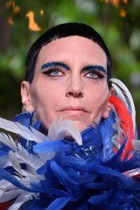 731467968_ValentinoRunwayParisFashionWeekHautetGtOEC4F-Idx.thumb.jpg.7888d05480faa3959a04b59e8808d425.jpg