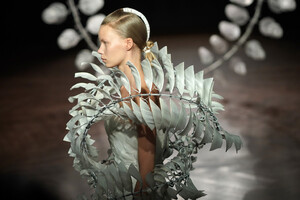 747856779_IrisVanHerpenRunwayParisFashionWeekRQyK6b_iP7gx.thumb.jpg.571b655b81fd74ceebc3e7a96f8db0b7.jpg