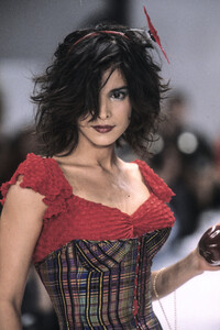 753494838_BetseyJohnson1997WomenRTW95.thumb.jpg.52c070aa317b2ea7c4e1601b6a99dffd.jpg