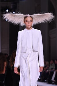 756104560_GivenchyRunwayParisFashionWeekHauteCoutureNXQEesyYWLFx.thumb.jpg.d9e2ff7357b24ad1b69a5b3c85707b96.jpg