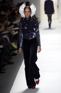 764740052_alice-roi-fw-2002(4).thumb.jpg.001c24da3c416455511e9a402a7694c1.jpg