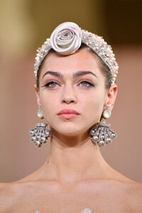 772480486_GiorgioArmaniPriveRunwayParisFashionFbMhkjk1jDzx.thumb.jpg.5651bdb87971aee35fb9c98d9b33740a.jpg