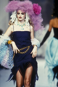 774781103_Chanel1992HauteCouture90.thumb.jpg.b13622ad905cfd5a6f4d735e8904423f.jpg