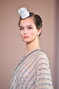 776794384_GiorgioArmaniPriveRunwayParisFashionRhohw0O102ex.thumb.jpg.0de71121a0650ad56d02e05513b1cdc1.jpg