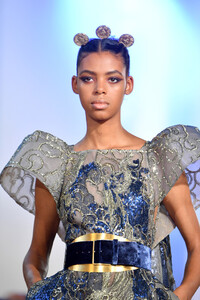 785708221_ElieSaabRunwayParisFashionWeekHauteJAxJaQZq3dxx.thumb.jpg.beec1d56d1ab5242ce440cd8feda2216.jpg
