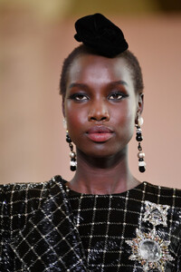 78686216_GiorgioArmaniPriveRunwayParisFashiont3dr_5isStkx.thumb.jpg.785c0cd9364bd53fd259e6e8f45c2f0a.jpg