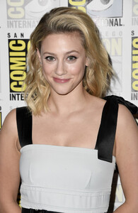 Lili+Reinhart+2019+Comic+Con+International+2fjRDOQ_6ocx.jpg