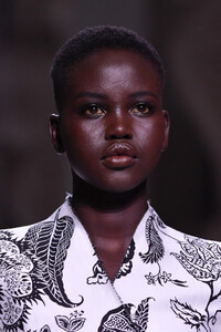 797618313_GivenchyRunwayParisFashionWeekHauteCoutureR5d46-QPRPZx.thumb.jpg.3b4ea151bf109c60329d2b6b113ff17e.jpg