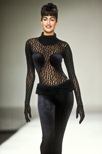 800790317_AzzedineAlaia1991WomenRTW83.thumb.jpg.1e9aaac956ef9b249efdfdd697e209ea.jpg