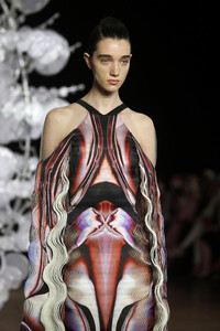 808562607_IrisVanHerpenRunwayParisFashionWeekAQwzTPti_2ox.thumb.jpg.c4cb2150acb013a95fafd476976d0824.jpg