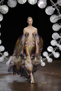 813216877_IrisVanHerpenRunwayParisFashionWeekNq69fTDfiA2x.thumb.jpg.cc50807ac0cc7d383d0f4043dd76a80b.jpg